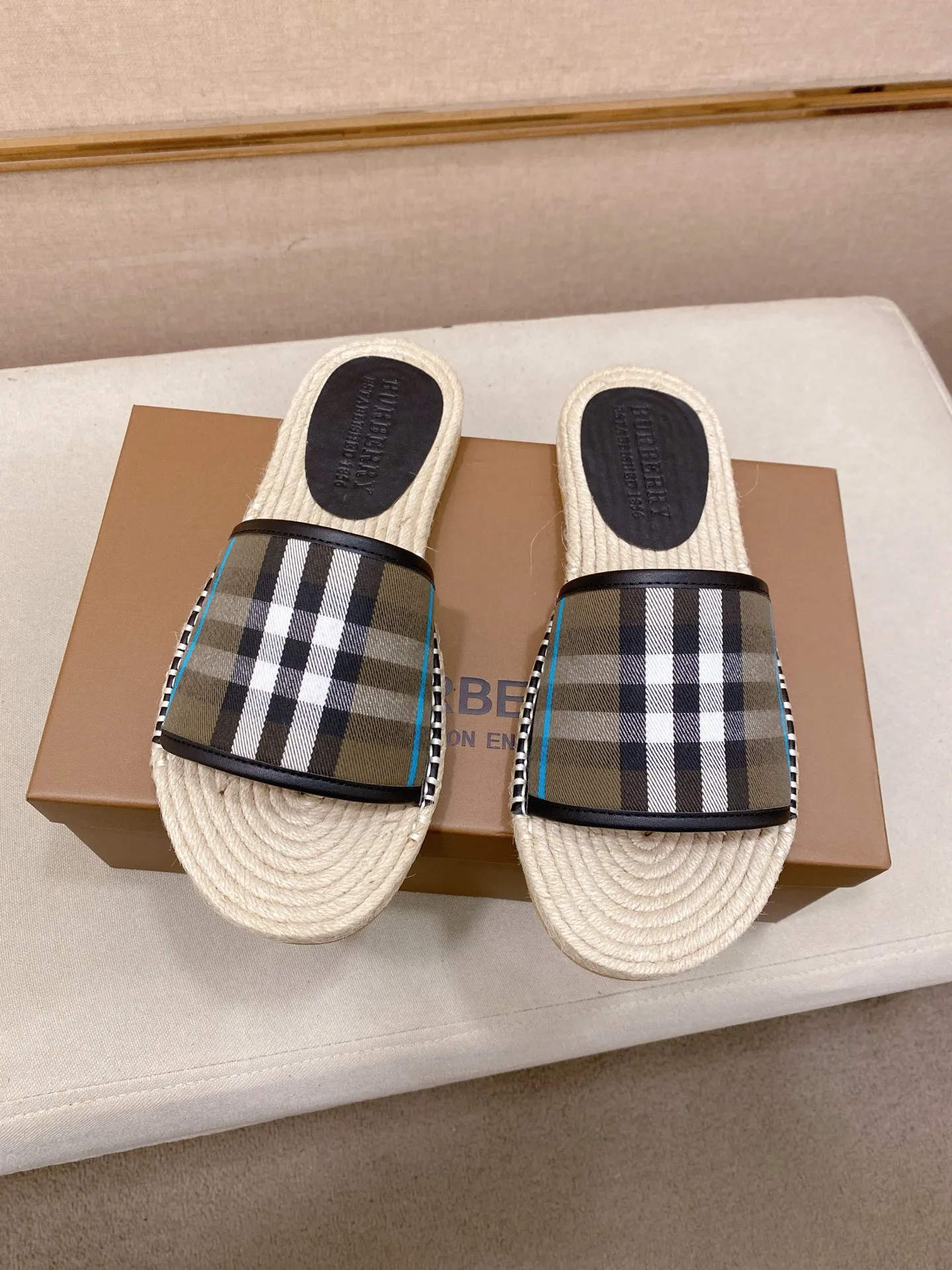Factory price: 320💰 [Burberry slippers] High-end brand of men's shoes, official website 1:1 latest masterpiece: original mold customization, the fabric is made of imported original fabric, and the hemp rope upgraded outsole is lighter and non-slip. The market's top quality, simple yet tasteful, a must-have for fashionistas, fashionable at your feet, full of confidence, the same style at the counter 👍The season of summer slippers is here. Code: 38-44 Customized 45.46.47.